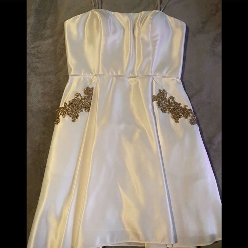 White strapless dress with pockets